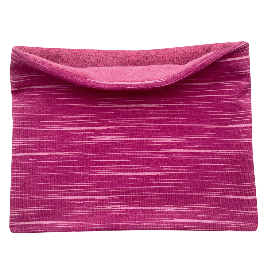 Wollhuhn Halstuch / Schlupfschal / Loop WARM, Innen Fleece, Lines Beere/Pink, zeigt eine Nahaufnahme des handgemachten, weichen Stoffs mit feiner Naht und Streifenmuster.
