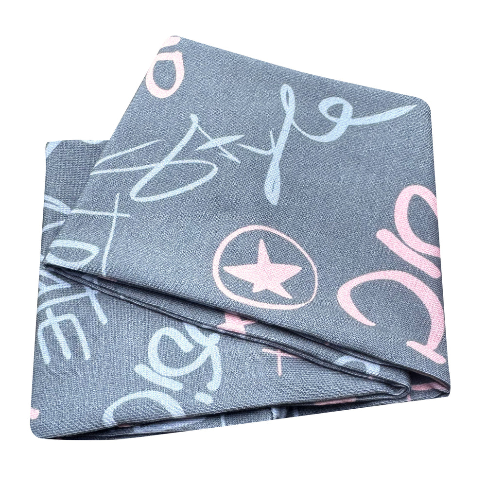 Wollhuhn Elastisches Öko Stirnband, doppellagig, grau mit rosa Designs, sorgfältig handgemacht aus Bio-Baumwolle, ideal für Sport und Alltag, vielseitig tragbar.