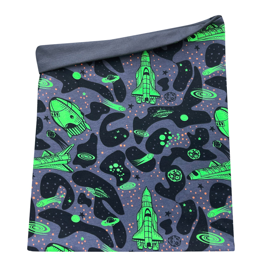 Wollhuhn LONG Loop, Space Neon Grün: Handgemachter, dehnbarer Schlauchschal mit Raumfahrt-Motiven, ideal für Kinder und Erwachsene. Weiches, komfortables Design für jede Jahreszeit.