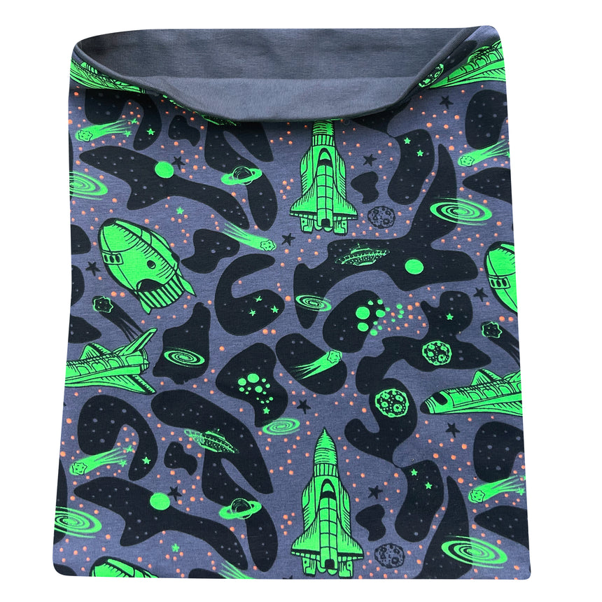 Wollhuhn LONG Loop mit Space Neon Grün Design, zeigt einen handgemachten, längeren Schlauchschal mit grünem Raketenmotiv auf blauem Stoff, ideal für alle Jahreszeiten.