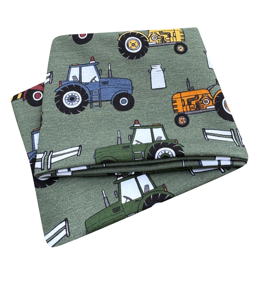 Wollhuhn Elastisches Öko Stirnband: Doppellagiges, grünes Jersey-Stirnband mit Traktor-Motiv, handgefertigt für Komfort und Vielseitigkeit, ideal für Kinder und Erwachsene.