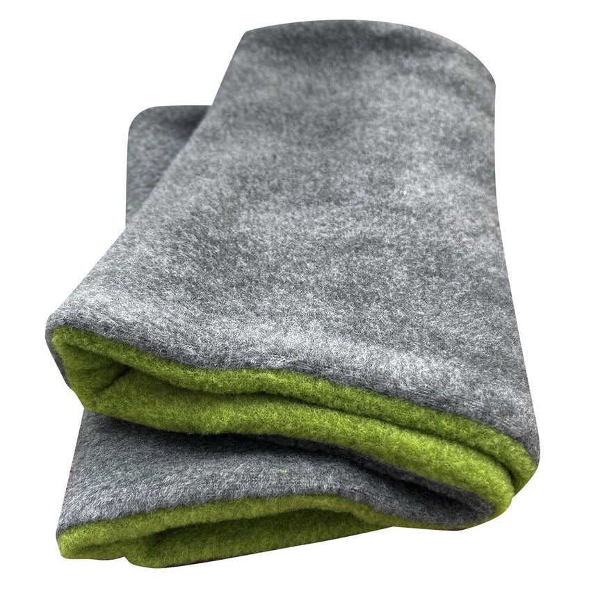 Wollhuhn WINTER Halstuch/Schlupfschal „Unser Wärmster“, doppellagig aus Fleece, handgemacht, ideal für kalte Tage, anthrazit/grün, kuschelig und wendbar.