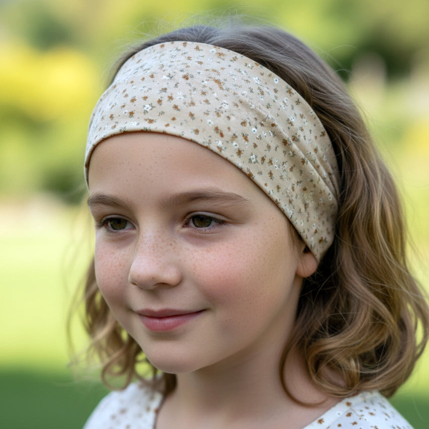 Mädchen mit Wollhuhn Elastisches Öko Stirnband, Jersey zweilagig breit, Blümchenmuster in Sand. Handgemacht, weich und dehnbar, ideal für Outdoor-Aktivitäten.