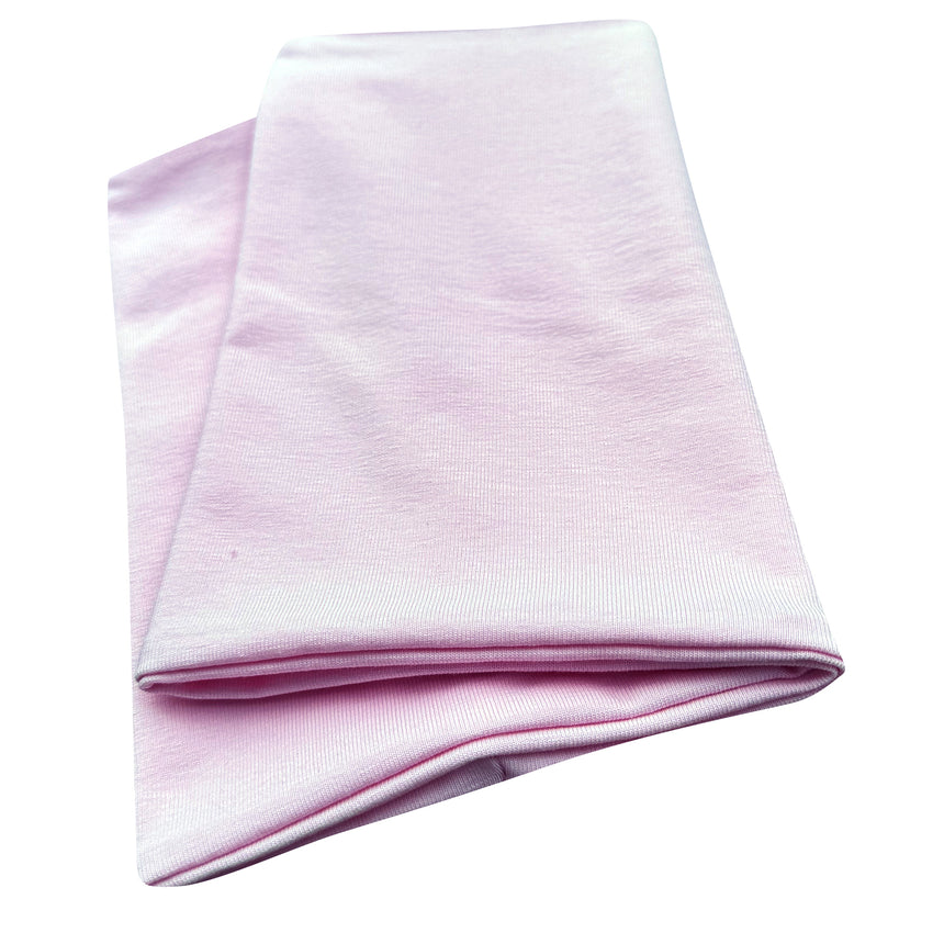 Wollhuhn Leichtes Lockeres Öko Jersey Halstuch, handgefertigt, aus rosa Jersey, auf einem weißen Hintergrund, ideal für Kinder, weich und bequem.