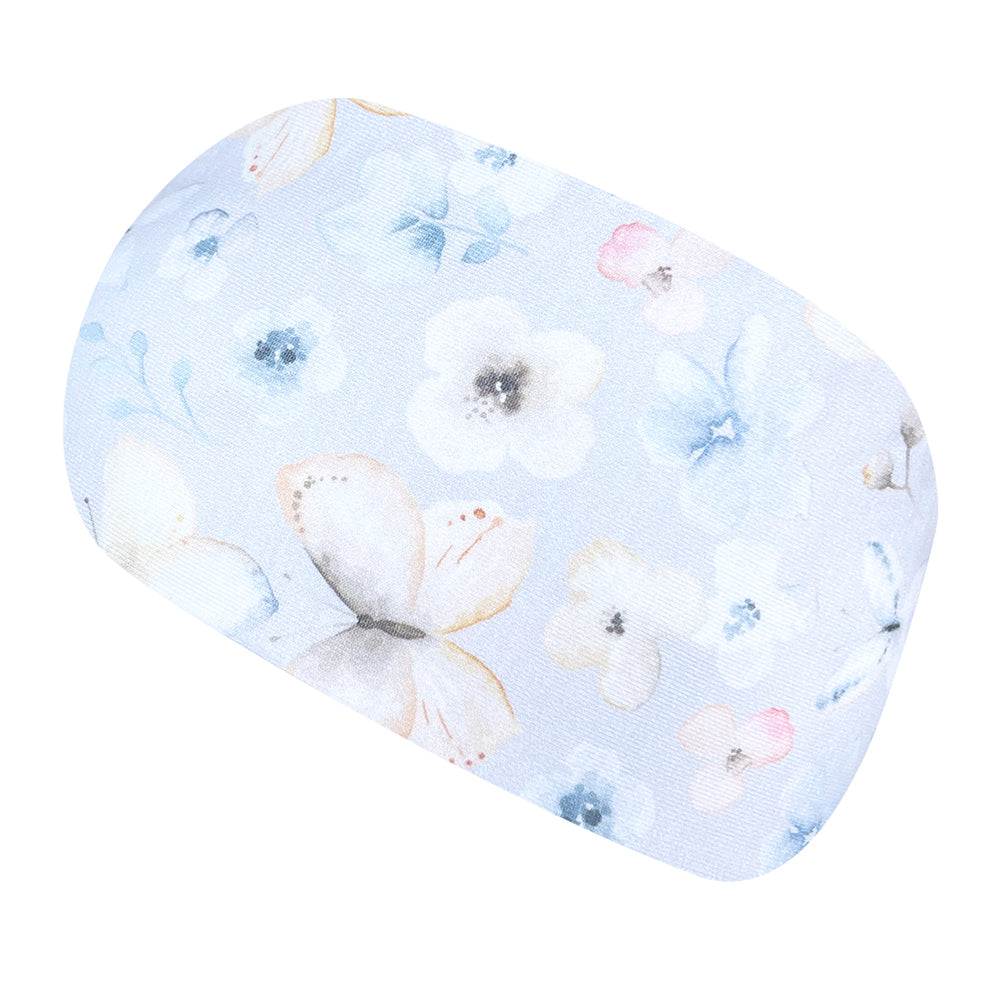 Wollhuhn Elastisches Öko Stirnband/Haarband Jersey Zweilagig Breit Blumen Zartblau, handgemacht, weich und dehnbar, zeigt florales und Schmetterlingsmuster auf zartblauem Hintergrund.
