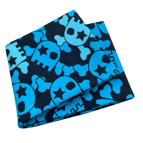 Wollhuhn Elastisches Öko Stirnband, zweilagig, breit, mit coolen Totenkopf-Motiven, handgemacht aus weichem, dehnbarem Jersey, ideal für Outdoor-Aktivitäten.