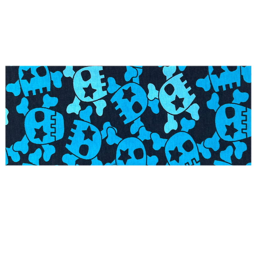 Wollhuhn Elastisches Öko Stirnband/Haarband Jersey Zweilagig Breit Coole Skulls Blau/Schwarz, handgemacht aus Bio-Baumwolle, zeigt ein blau-schwarzes Schädelmuster.