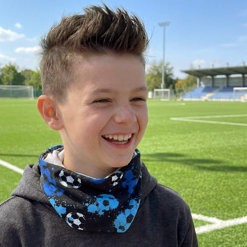 Junge auf Fußballplatz mit Wollhuhn Leichtes Öko Jersey Halstuch, Schlupfschal Fußball Blautöne, ideal für Übergangszeit, handgefertigt in Deutschland.