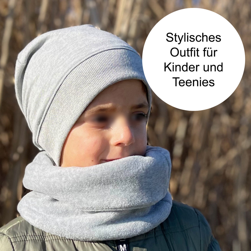 Kind trägt Wollhuhn Dünne Öko Beanie-Mütze Sommer/Übergang Einlagig Schmetterlinge Grau/Rosa, handgefertigt, bequem, elastisch, ideal für Übergangszeiten.