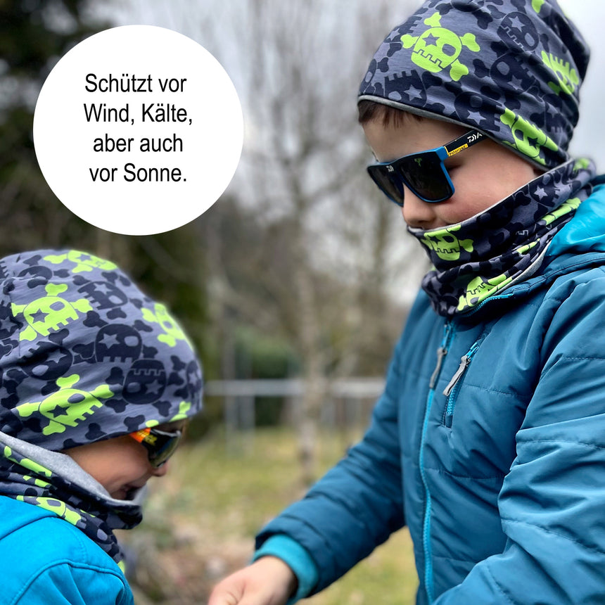 Zwei Jungen tragen den Wollhuhn LONG Loop mit Jersey- oder Fleecefutter, ideal für Windschutz und Komfort, handgemacht in Deutschland.