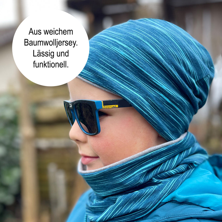 Person trägt den Wollhuhn LONG Loop Schal in Space Neon Gelb, ideal für Wind- und Kälteschutz, handgemacht in Deutschland, für Kinder und Erwachsene geeignet.