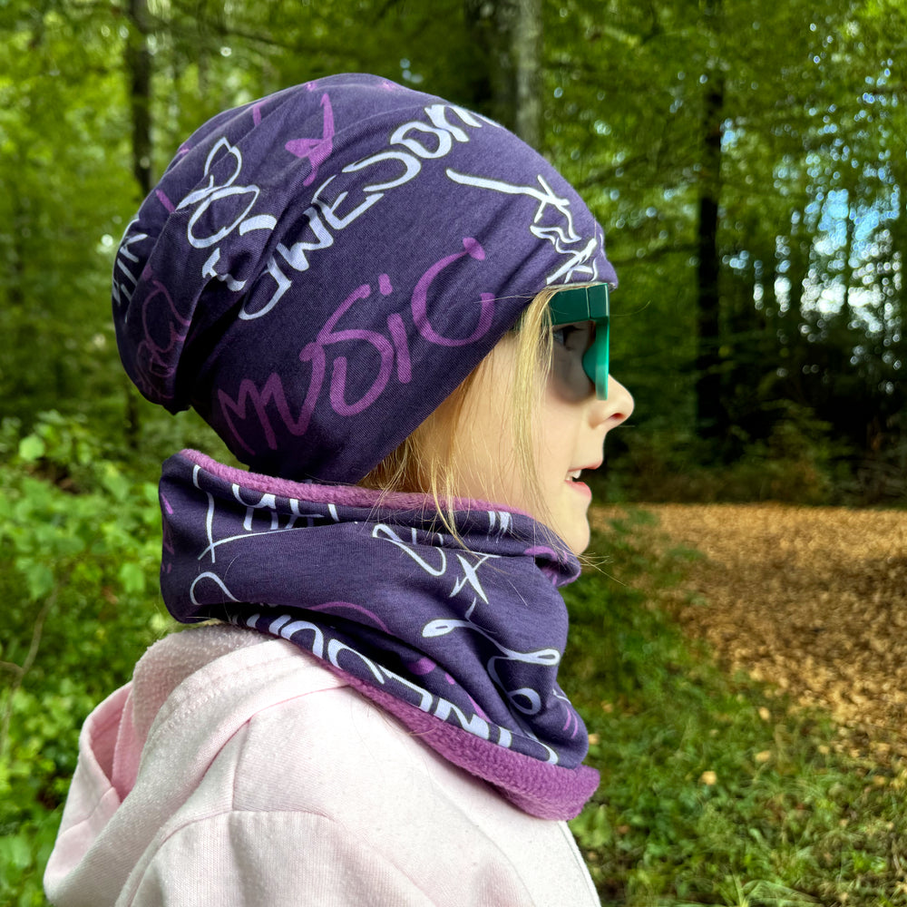 Mädchen trägt Wollhuhn Halstuch / Schlupfschal / Loop WARM mit Fleece-Innenfutter, ideal für kalte Tage, handgefertigt in Deutschland.