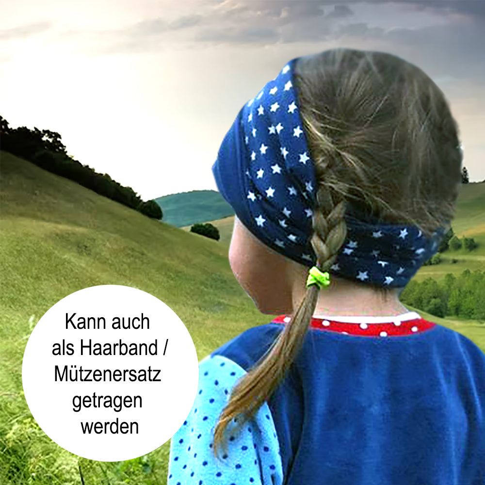 Kind betrachtet ein Feld und trägt den Wollhuhn Leichtes Lockeres Öko Jersey Halstuch, handgefertigt und ideal für Übergangszeiten, einfach über den Kopf zu ziehen.