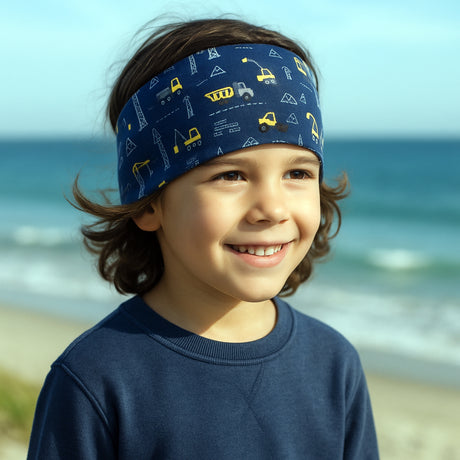 Junge am Strand mit Wollhuhn Elastisches Öko Stirnband, handgemacht aus Bio-Baumwolle, ideal für Outdoor-Aktivitäten und vielseitig als Stirn- oder Haarband tragbar.