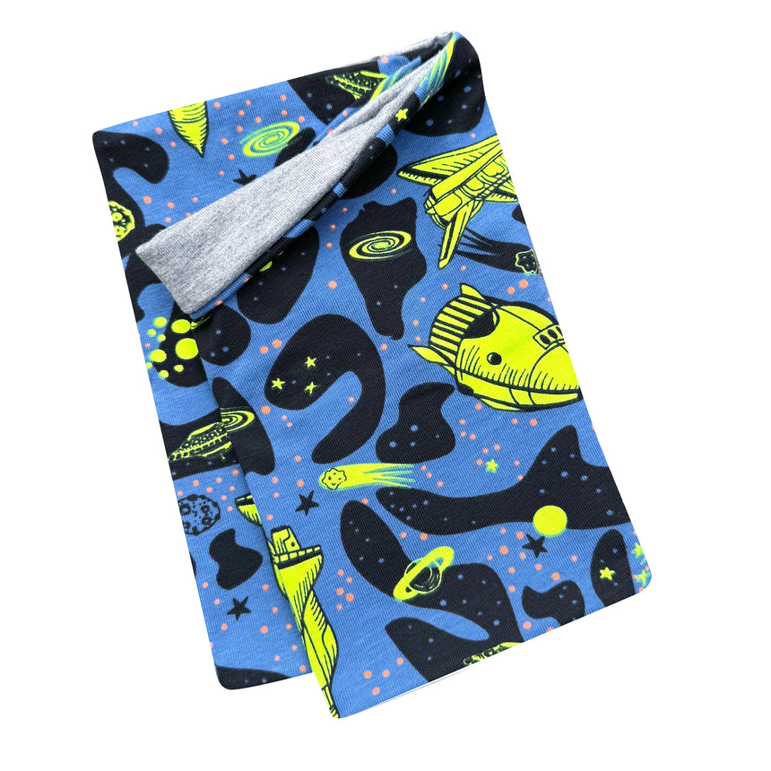 Wollhuhn Leichtes Lockeres Öko Jersey Halstuch mit blau-schwarzem, gelb-schwarzem Muster, handgefertigt, weich und wendbar, ideal für Übergangszeiten und empfindliche Kinderhaut.