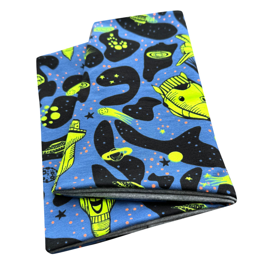 Wollhuhn Leichtes Lockeres Öko Jersey Halstuch mit blau-schwarzem Muster und gelben Akzenten, ideal für Kinder, handgefertigt und wendbar. Perfekt für Frühling und Herbst.