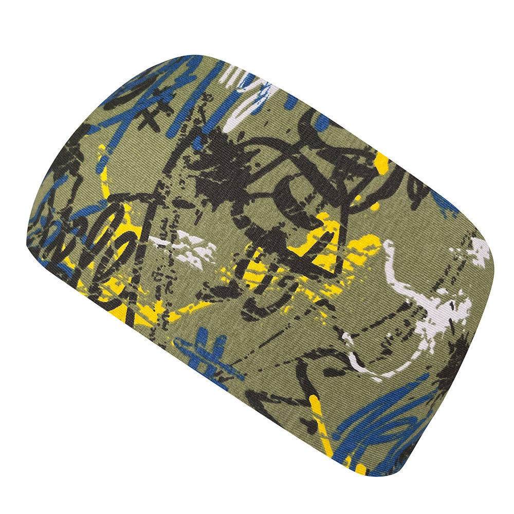Nahaufnahme eines handgefertigten Wollhuhn Elastisches Öko Stirnband / Haarband Jersey Zweilagig Breit im Camouflage-Design, ideal für vielseitige Outdoor-Aktivitäten.