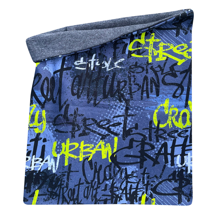 Wollhuhn LONG Loop mit Skater Lime Design, zeigt eine Nahaufnahme eines blauen Stoffes mit schwarzem und gelbem Schriftzug. Ideal für Komfort und Schutz.