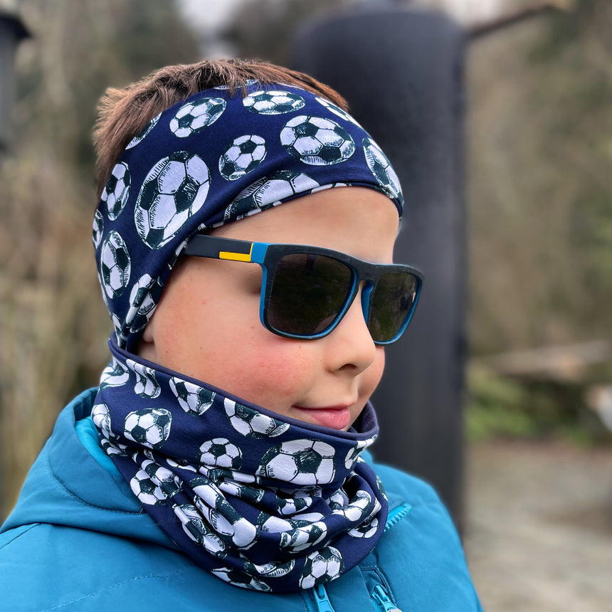 Junge trägt Wollhuhn LONG Loop, Jersey- oder Fleecefutter, ideal für Komfort und Schutz, handgemacht in Deutschland. Schal für Kinder und Erwachsene geeignet.