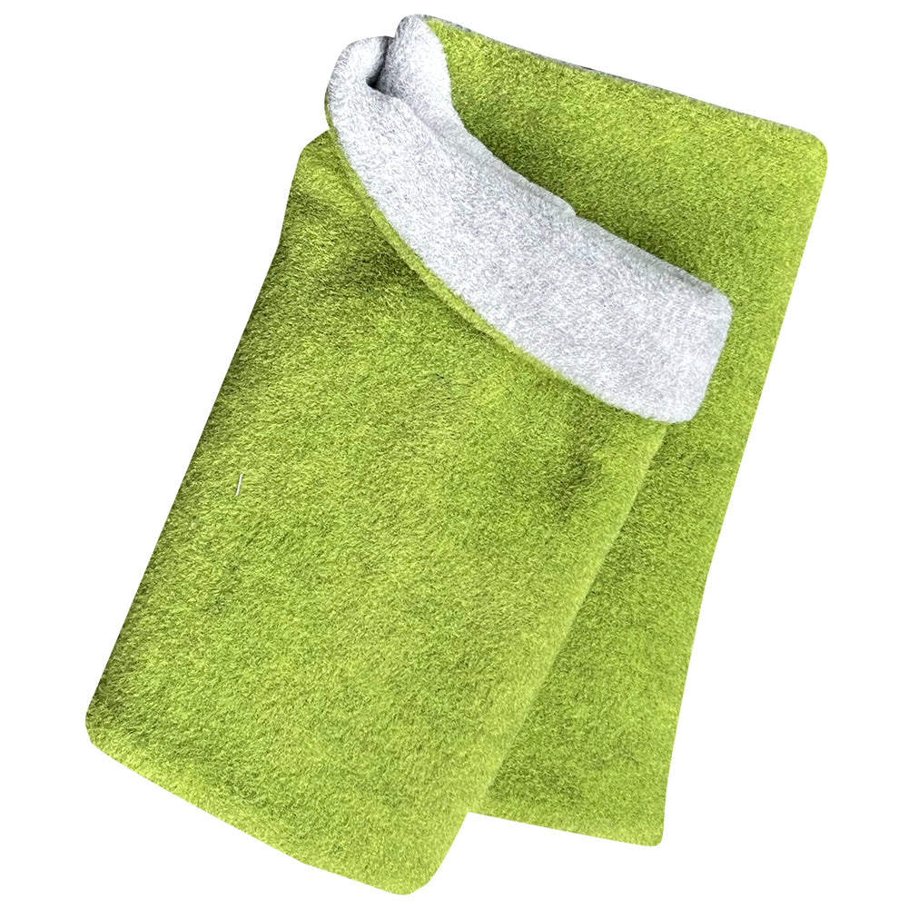 Wollhuhn WINTER Halstuch/Schlupfschal „Unser Wärmster“, zwei Lagen Fleece, hellgrau/grün, handgenäht in Deutschland, liegt gefaltet auf weißem Hintergrund.