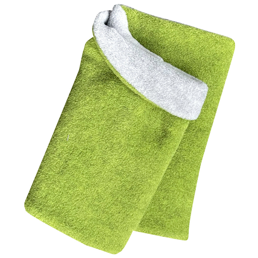 Wollhuhn WINTER Halstuch/Schlupfschal „Unser Wärmster“, zwei Lagen Fleece, hellgrau/grün, handgenäht in Deutschland, liegt gefaltet auf weißem Hintergrund.