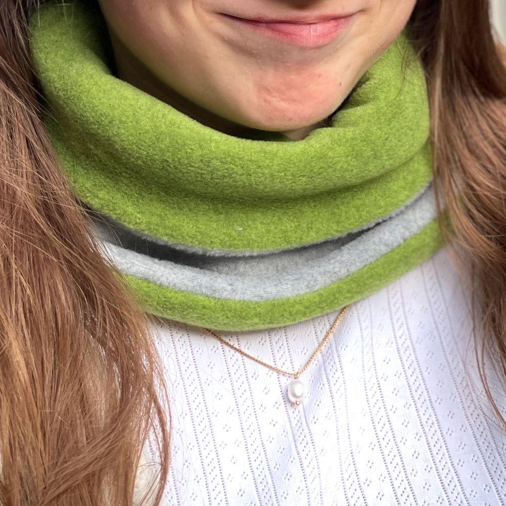 Frau trägt Wollhuhn WINTER Halstuch/Schlupfschal „Unser Wärmster“, Zwei Lagen Fleece, handgefertigt in Deutschland, ideal für kalte Tage, kinderleicht anzuziehen.