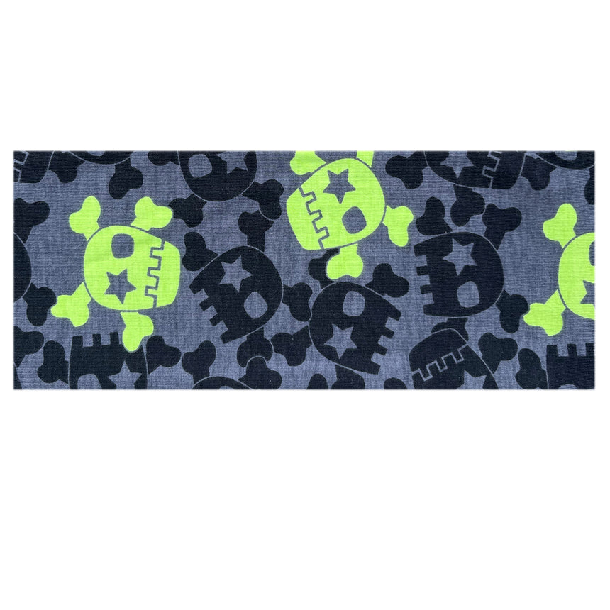 Jersey-Stirnband von Wollhuhn mit blau-schwarzem Totenkopf-Muster, handgefertigt aus Bio-Baumwolle, doppellagig und dehnbar, ideal für Schule und Sport.