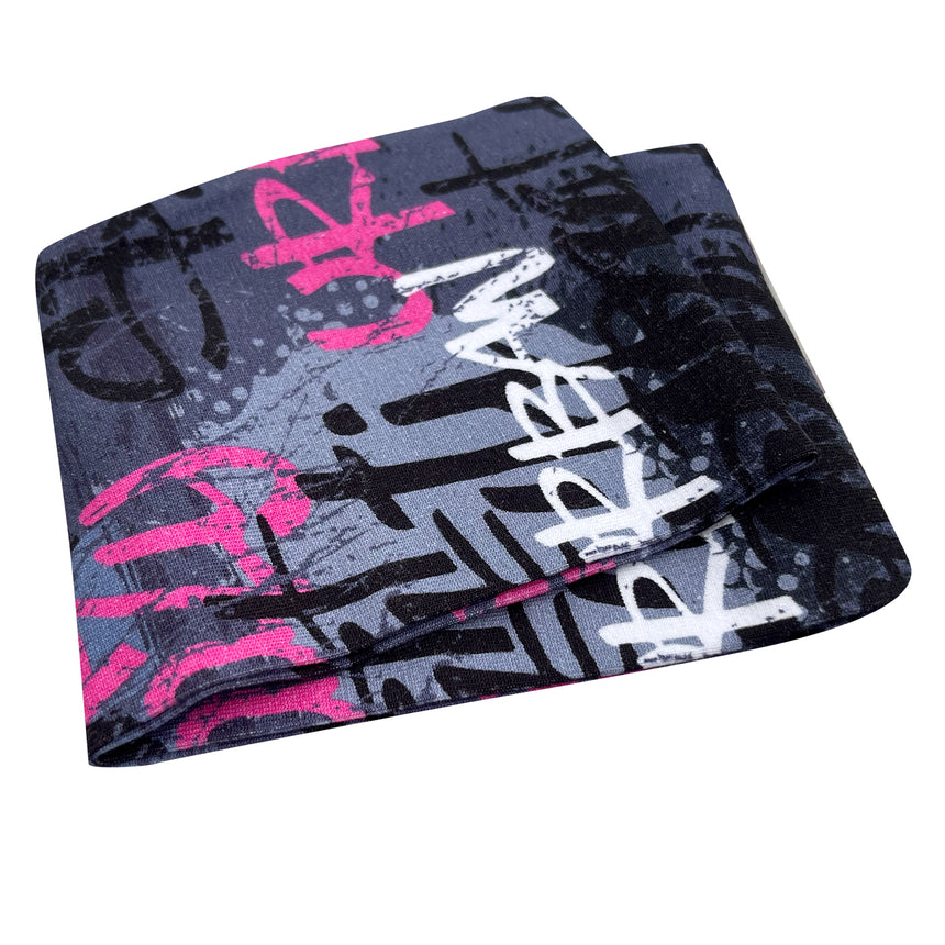 Wollhuhn Elastisches Öko Stirnband: Handgemachtes, zweilagiges Jersey-Stirnband mit grauem/pinkem Graffiti-Design, ideal für Sport und Alltag, aus weicher Bio-Baumwolle.