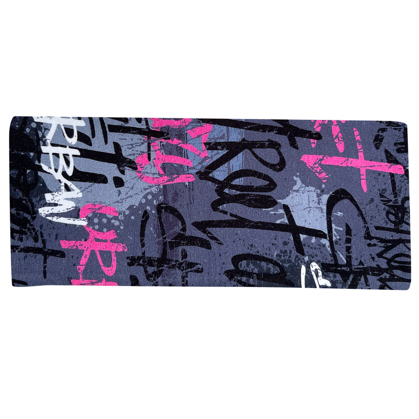Wollhuhn Elastisches Öko Stirnband, zweilagig und breit, mit grauem und pinkem Skater-Design. Handgefertigt aus weichem, dehnbarem Bio-Jersey. Ideal für Sport und Freizeit.