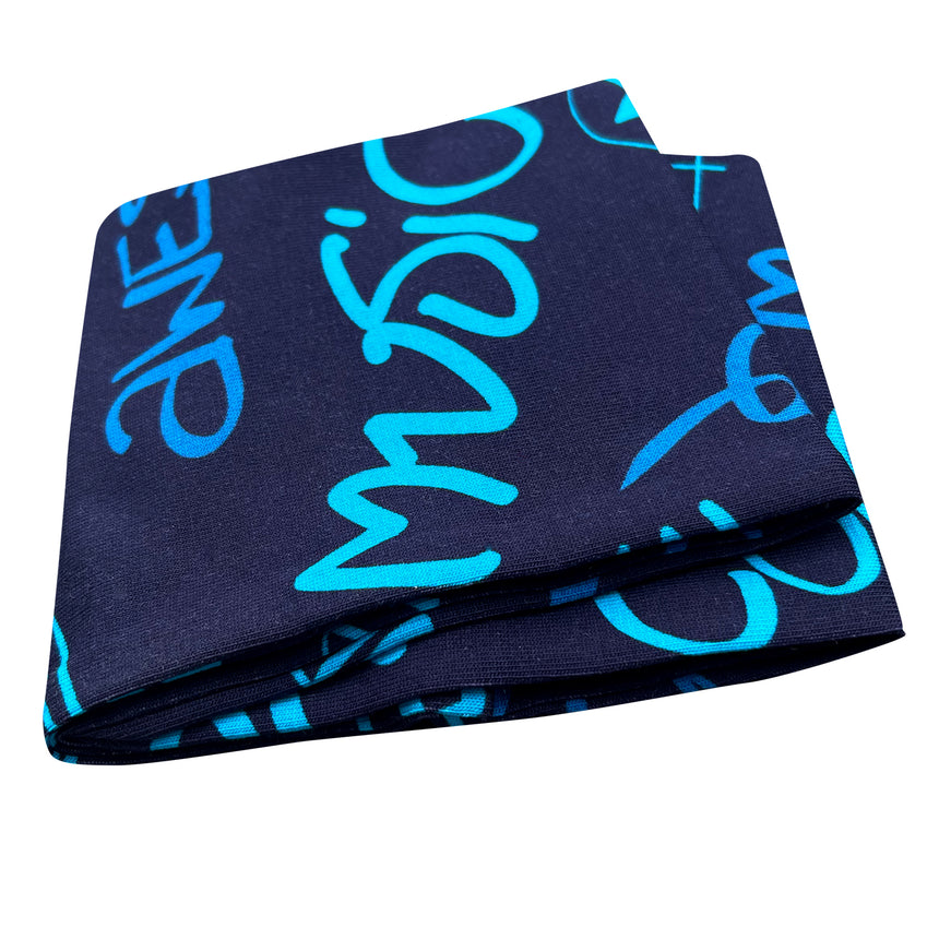 Gefaltetes blaues Wollhuhn Elastisches Öko Stirnband/Haarband, zweilagig, mit blauer Schrift. Handgefertigt aus Bio-Baumwolle, ideal für vielseitigen Einsatz.