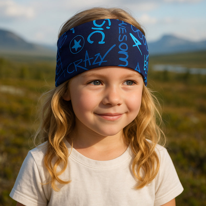 Mädchen trägt ein Wollhuhn Elastisches Öko Stirnband/Haarband Jersey Zweilagig Breit Cool Music Blau, handgemacht und vielseitig für Sport und Alltag geeignet.