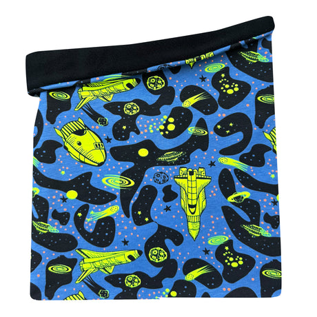 Wollhuhn LONG Loop, Jersey- oder Fleecefutter, Space Neon Gelb, zeigt ein blau-schwarzes Design mit Cartoon-Motiven, ideal für stilvollen Komfort und Schutz.