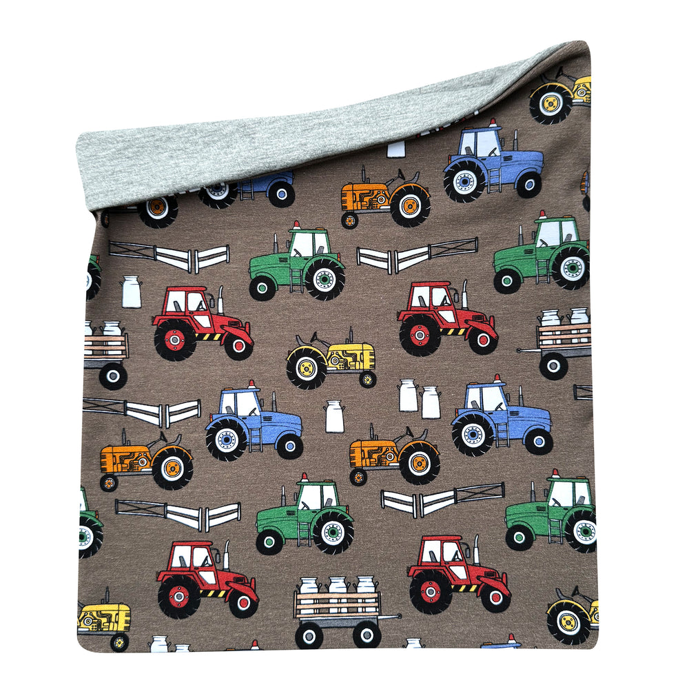 Wollhuhn LONG Loop Schal mit bunten Traktoren-Motiven, handgemacht, gedoppelt, für Kinder und Erwachsene, ideal für Komfort und Schutz in Freizeit und Alltag.