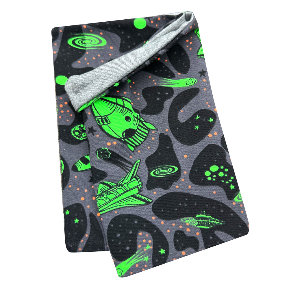 Wollhuhn Leichtes Lockeres Öko Jersey Halstuch mit Weltraummotiv, handgemacht in Deutschland, weich und ideal für Übergangszeiten, mit Wendefunktion für doppelte Optik.