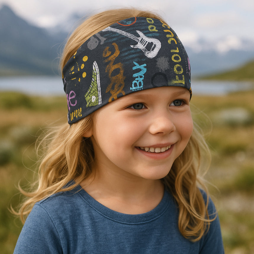 Mädchen trägt Wollhuhn Elastisches Öko Stirnband aus Jersey, zweilagig und breit, ideal für Sport und Freizeit, handgefertigt in Deutschland.
