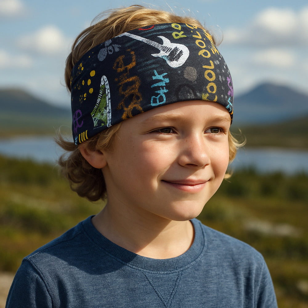 Junge trägt Wollhuhn Elastisches Öko Stirnband aus zweilagigem Jersey, handgemacht und bequem, ideal für Outdoor-Aktivitäten und unter Helmen tragbar.