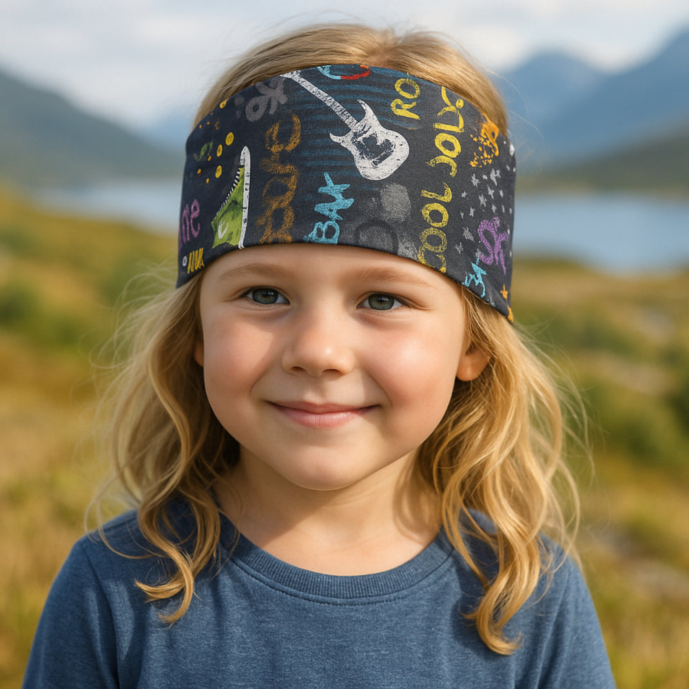 Mädchen trägt ein Wollhuhn Elastisches Öko Stirnband, handgemacht aus weichem Jersey, ideal für Alltag und Outdoor-Aktivitäten, passend für Kinder und Erwachsene.