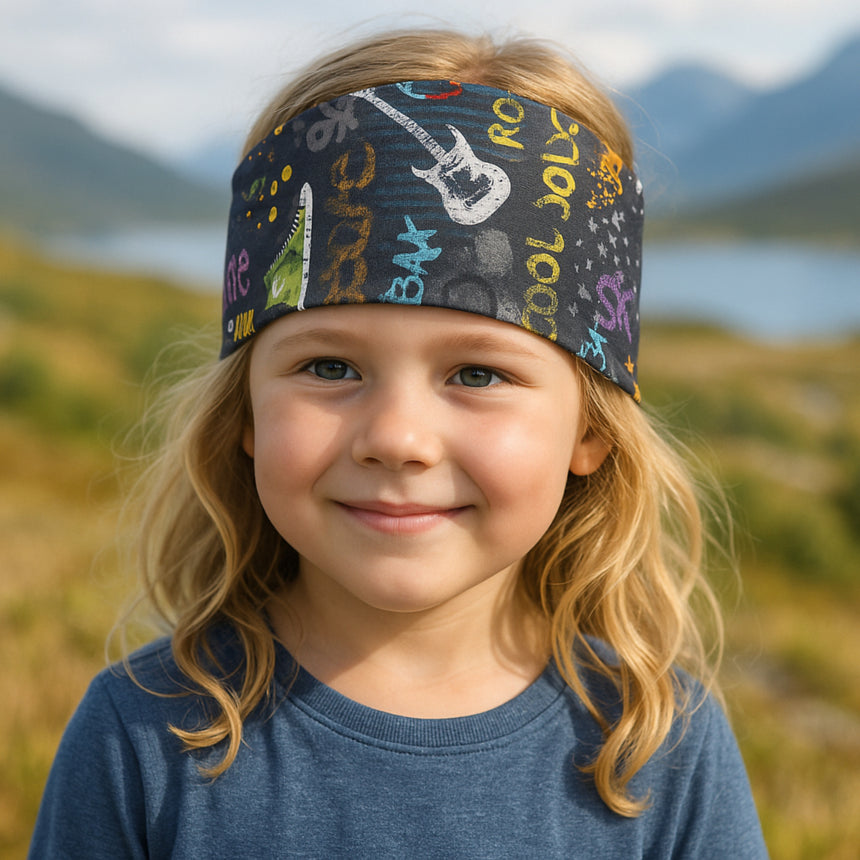 Mädchen trägt ein Wollhuhn Elastisches Öko Stirnband, handgemacht aus weichem Jersey, ideal für Alltag und Outdoor-Aktivitäten, passend für Kinder und Erwachsene.