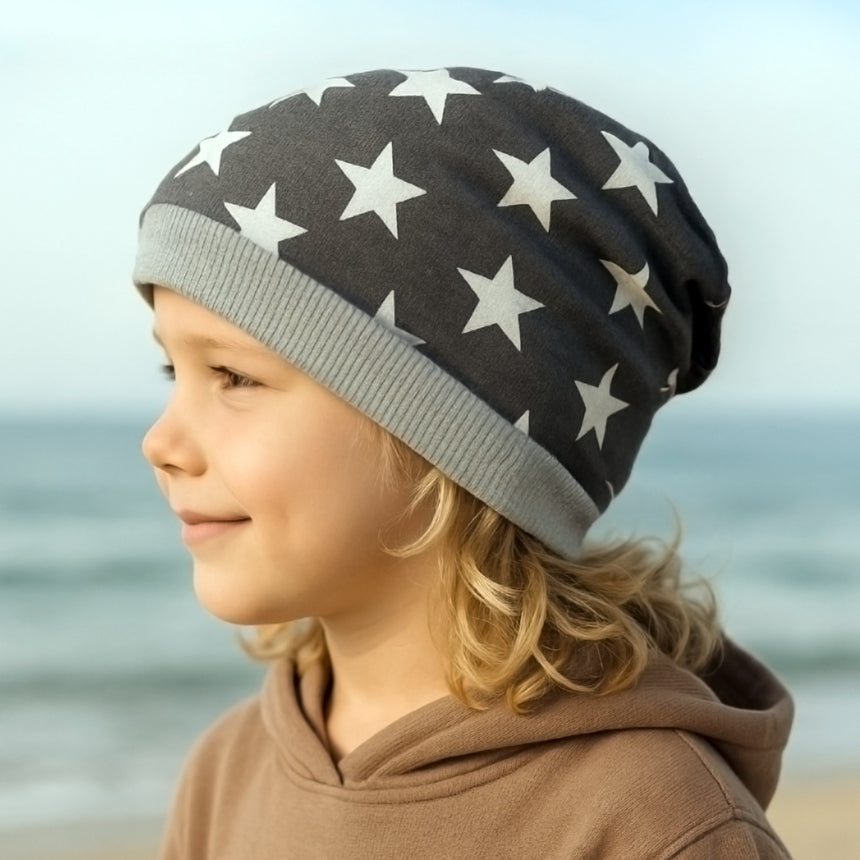 Wollhuhn Dünne Öko Beanie-Mütze Sommer/Übergang Einlagig Sterne Grau/Weiß: Handgemachte, elastische Mütze aus Öko-Jersey, ideal für aktive Kinder, bequem unter Helmen tragbar.