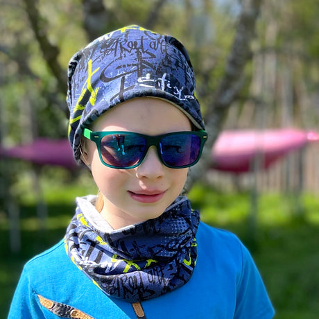 Junge und Mädchen tragen Wollhuhn Öko Long Beanie, Wendemütze. Die Mütze ist zweilagig, weich und formbeständig, ideal für das ganze Jahr.