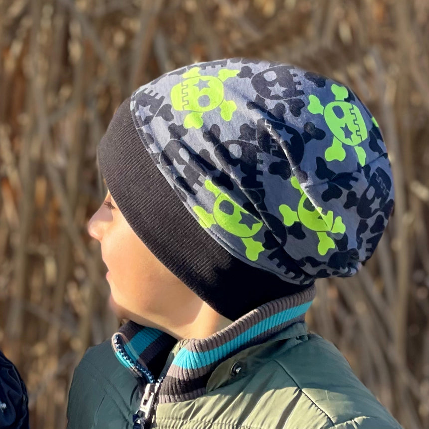 Junge mit Wollhuhn Dünne Öko Beanie-Mütze Sommer/Übergang Einlagig Coole Skulls Grau/Lime, handgefertigt, bequem und dehnbar, ideal für aktive Kinder.