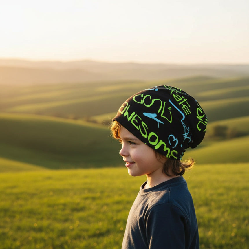 Kind im Profil trägt Wollhuhn Öko Long Beanie, Wendemütze aus weichem, formstabilem Öko-Jersey, ideal für Frühling und Herbst, handgemacht in Deutschland.