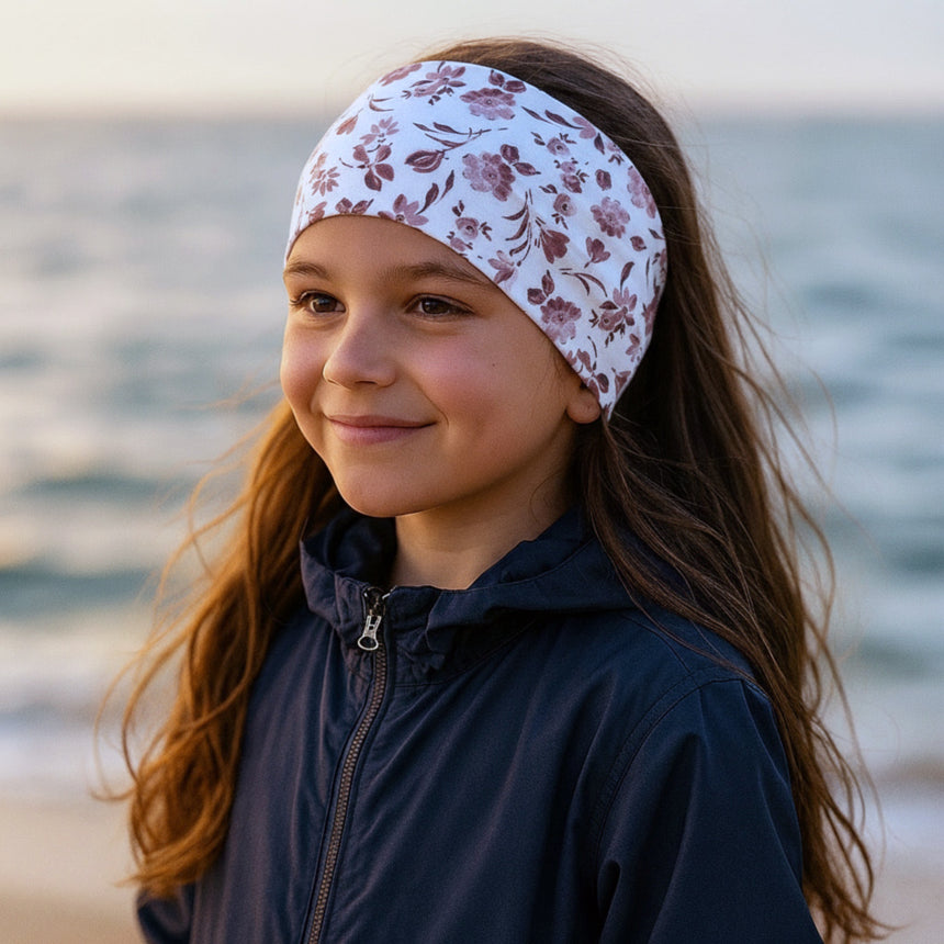 Kind am Strand mit Wollhuhn Elastisches Öko Stirnband / Haarband Jersey Zweilagig Breit Blumen Weiß/Altrosa, handgefertigt, weich und vielseitig für verschiedene Aktivitäten.