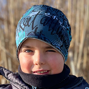 Junge mit blauem Wollhuhn Öko Long Beanie, lässiger Slouch-Stil, ideal für Kinder. Handgefertigt, zweilagig, wendbar, passt perfekt für Schule und Freizeit.