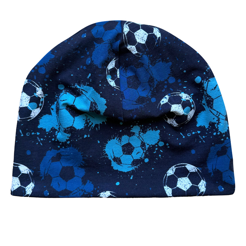 Wollhuhn Öko Shorties / Wendemütze, ganzjährig, zweilagig: Dunkelblaue Beanie mit Fußballmuster, handgemacht aus weichem Öko-Jersey, ideal für aktive Kinder und Teenager.