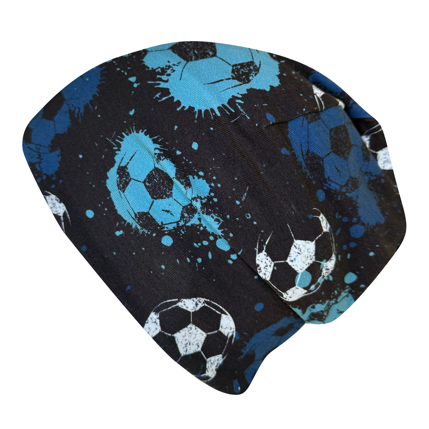 Wollhuhn Öko Shorties: Weiche, handgemachte, zweilagige Beanie mit Fußballmuster, ideal für Kinder, wendbar, formstabil aus Öko-Jersey, perfekt für aktive Abenteuer.