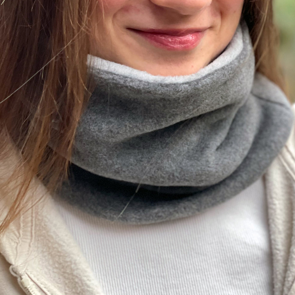 Frau trägt Wollhuhn WINTER Halstuch/Schlupfschal „Unser Wärmster“, doppellagiger Fleece, ideal für kalte Tage, handgemacht in Deutschland.