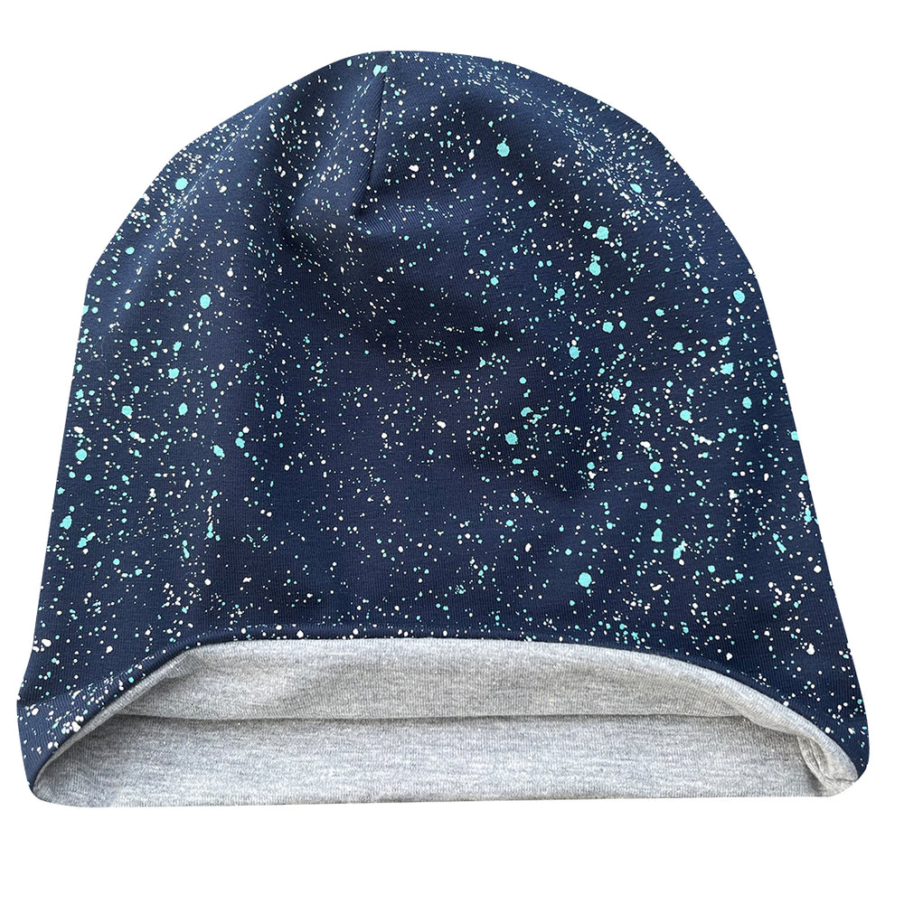 Wollhuhn Öko Long Beanie / Wendemütze, zweilagig mit weißen Sprenkeln auf blau-grauem Hintergrund, ideal für Kinder, bequem und ganzjährig tragbar.