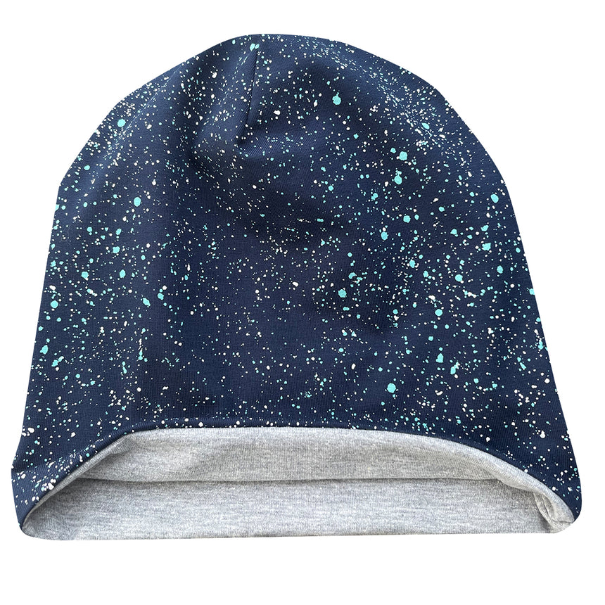 Wollhuhn Öko Long Beanie / Wendemütze, zweilagig mit weißen Sprenkeln auf blau-grauem Hintergrund, ideal für Kinder, bequem und ganzjährig tragbar.