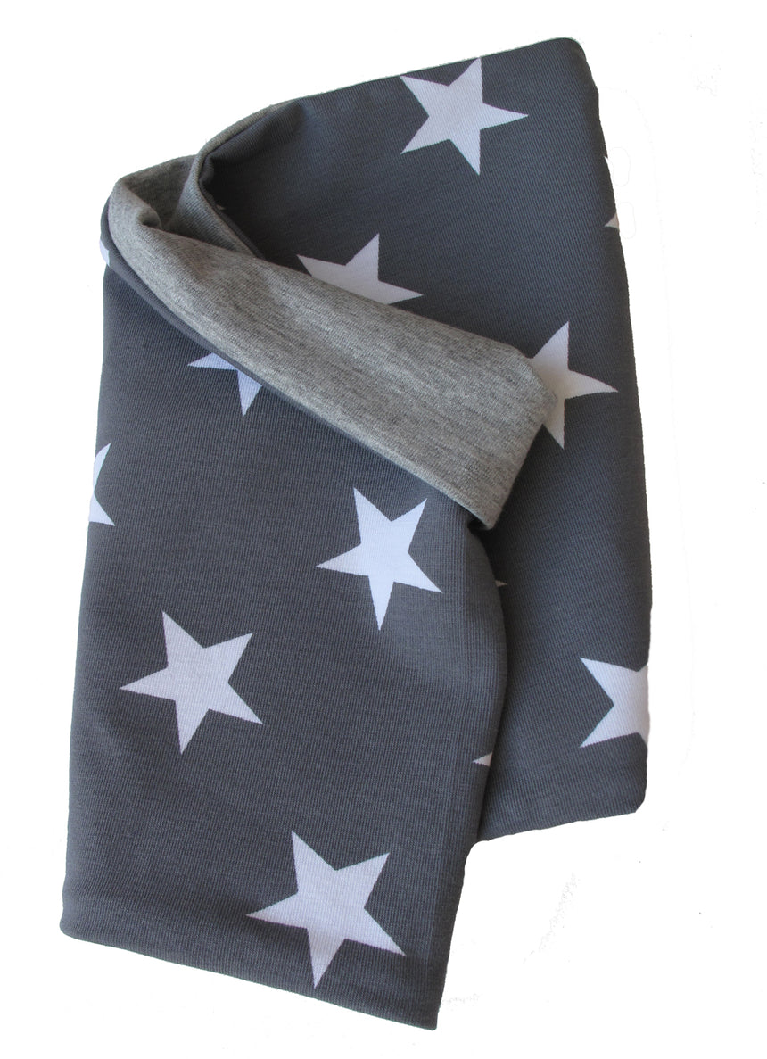Wollhuhn Leichtes Lockeres Öko Jersey Halstuch, grau-weiß mit Sternenmuster, handgemacht, ideal für Kinder, weich und wendbar, perfekt für Übergangszeiten.